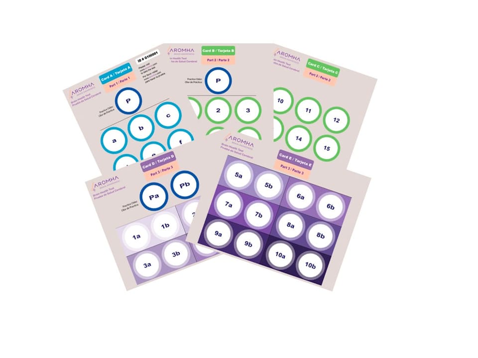 Una persona haciendo el Aromha Brain Health Test en casa con una tarjeta olfativa